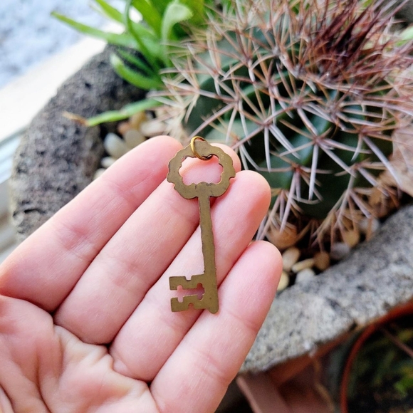Vintage Bronze Skeleton Key Art Deco Style Pendant - Picture 4 of 8